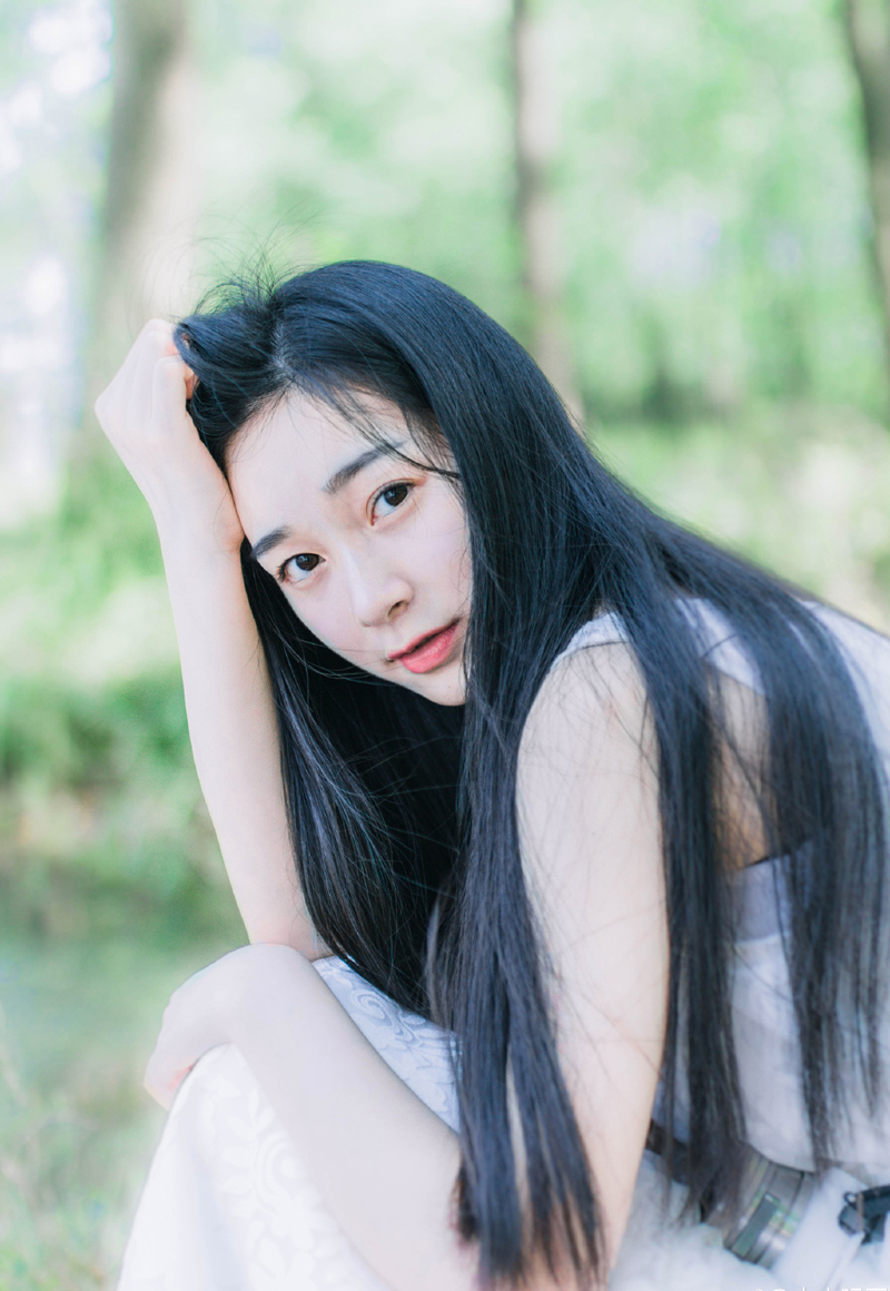 青春期的暗恋太孤独，你无数次悲欢离合的独角戏，都是因为那个人。今天他跟别人多说了句话，你就痛下决心不再喜欢他，明天他多看了你一眼，你又雀跃着决定再等等。无数次妄想他的拥抱，得到的永远是背影。暗恋是一个人的歇斯底里，周而复始，把心拆了又装，却永远迈不开步张不开口。